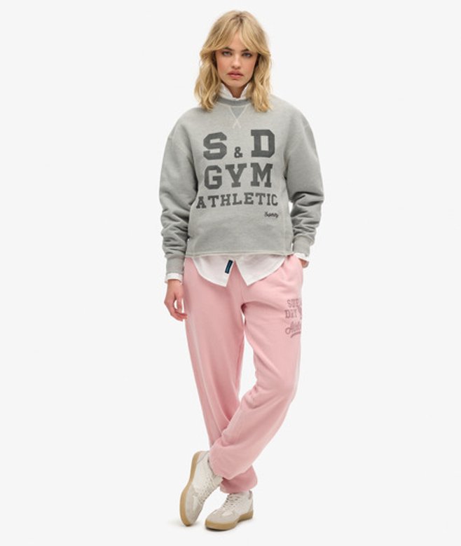 Superdry Athletic Essentials Joggingbroek met Verweerde Vintage Print Roze