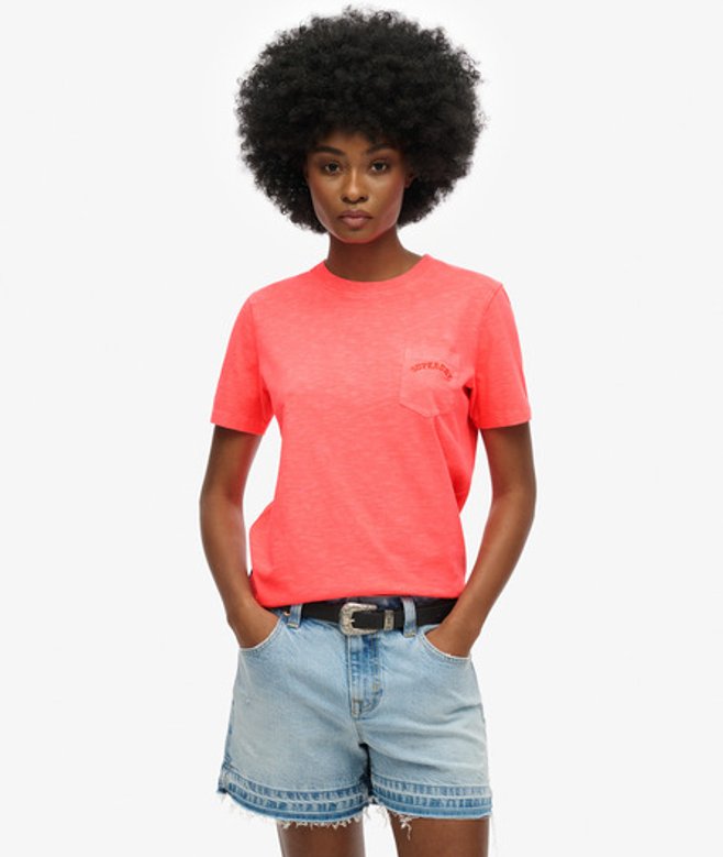 Essential Garment-dye T-shirt met Logo en Borstzak
