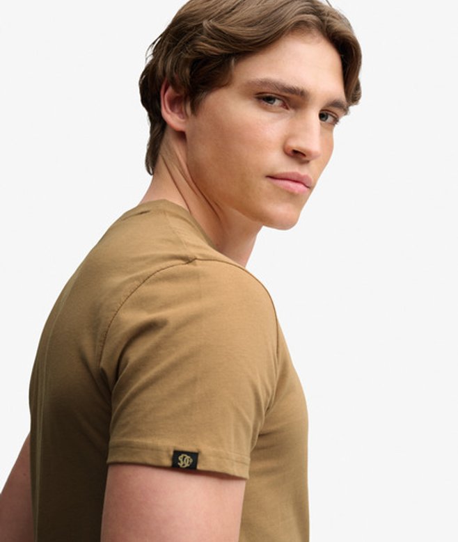 Essential Serif Logo Geborduurde T-shirt