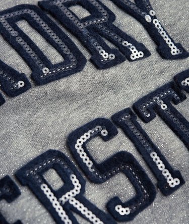 Core Appliqu&eacute; University genser med rund hals Image 6