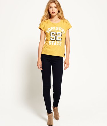 Camiseta con aplique y mangas enrolladas Varsity Image 4