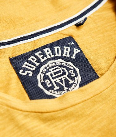 Camiseta con aplique y mangas enrolladas Varsity Image 6