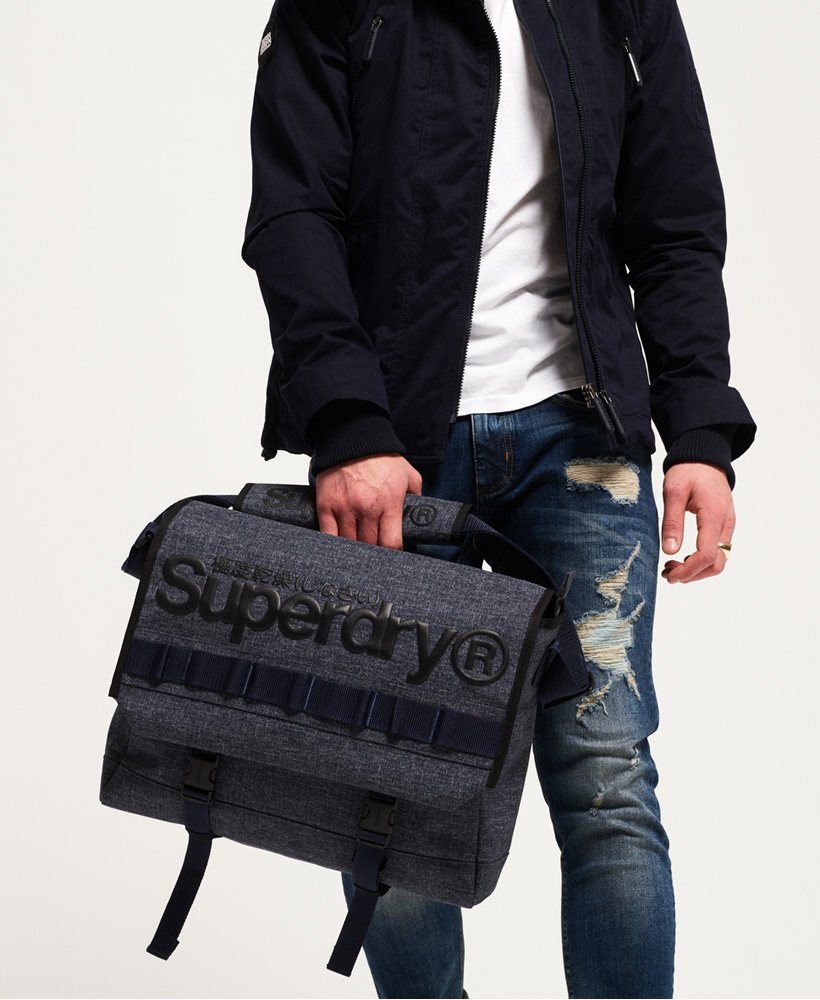 日本未入荷superdry 冒険魂Superdry メッセンジャーバッグ mens Merchant Messenger Bag in NAVY GRIT | Superdry CA-EN