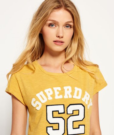 Camiseta con aplique y mangas enrolladas Varsity Image 1