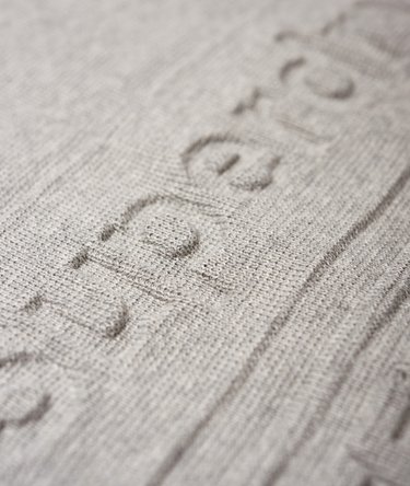 Pull à col rond et logo à relief Track Image 7