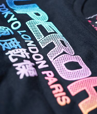 City Nights T-Shirt mit Farbverlauf und geflocktem Design Image 7