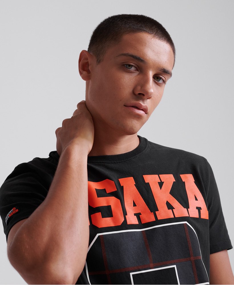 Superdry★大阪 グラフィックロゴ☆メンズＴシャツ SUPERDRY Limited Edition Osaka 6 Quarter Back Men's Football