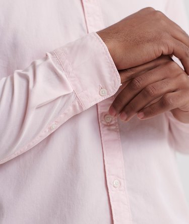 Camisa ligera Classic de manga larga confeccionada en sarga Image 4