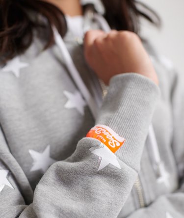 H&aelig;ttetr&oslash;je med gennemg&aring;ende print og lynl&aring;s fra Orange Label serien Image 5