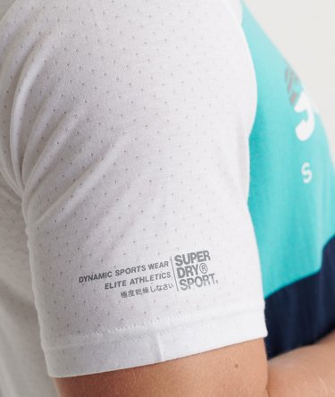 Camiseta con diseño gráfico de bloques de color Training Image 5