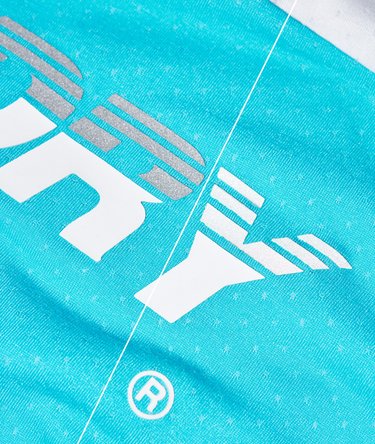 Camiseta con diseño gráfico de bloques de color Training Image 6