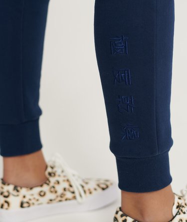 Serif joggers med broderi Image 5