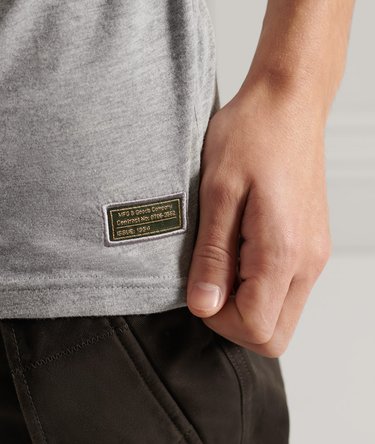 Lichtgewicht T-shirt met militaire print Image 5