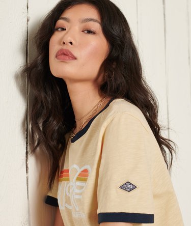 Camiseta gráfica surfera con ribetes en mangas y cuello Cali Image 3