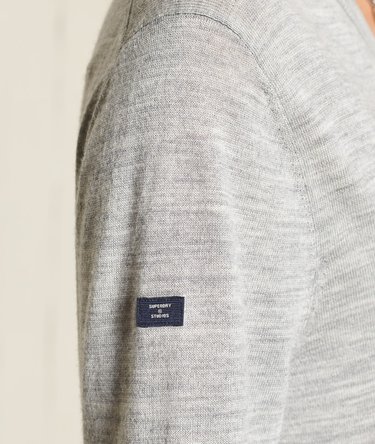 Locker geschnittener Studios Pullover aus Merinowolle mit V-Ausschnitt Image 3