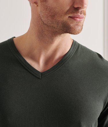 Leichtes Essential T-Shirt mit V-Ausschnitt Image 4