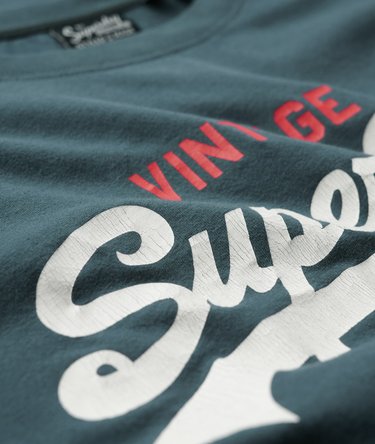 Klassisk top med grafisk logo og lange &aelig;rmer Image 2