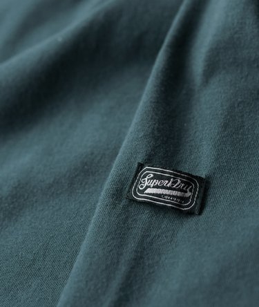 Klassisk top med grafisk logo og lange &aelig;rmer Image 3