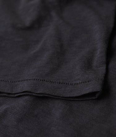 Strukturiertes T-Shirt mit V-Ausschnitt und Stickerei Image 6