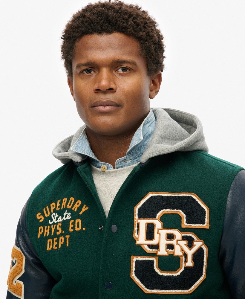 Giacca Bomber Uomo Superdry Hooded College Patched: Modello M5012088A, Colore Dark Pine Green, Con Cappuccio E Toppe. Stile Casual E Invernale.