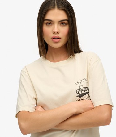 Oversized T-shirt med grafik og kobberfarvet mærke på brystet Image 4