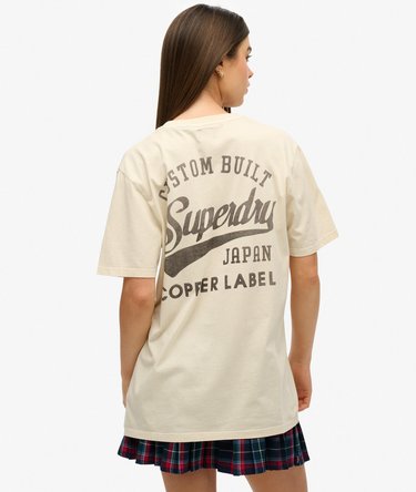 Oversized T-shirt med grafik og kobberfarvet mærke på brystet Image 1