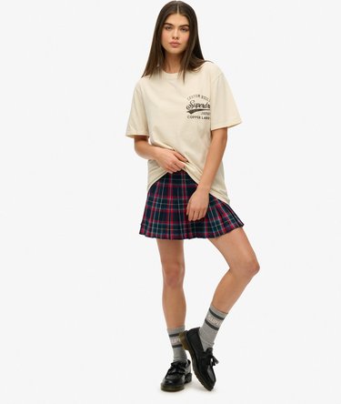 Oversized T-shirt med grafik og kobberfarvet mærke på brystet Image 3