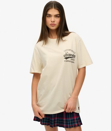 Oversized T-shirt med grafik og kobberfarvet mærke på brystet Image 2