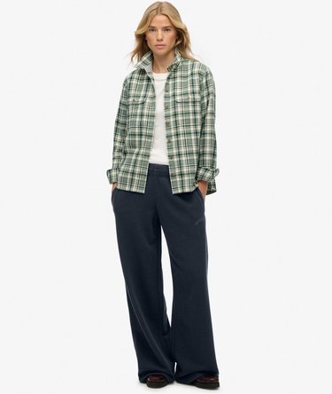 Pantalon de survêtement teint en pièce à logo Athletic Essentials Image 1
