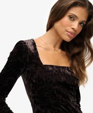 Robe courte en velours à encolure carrée