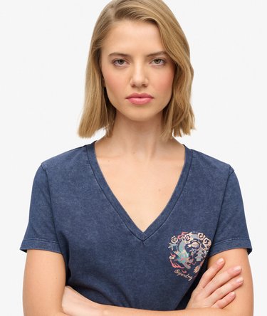 Afslappet Suika T-shirt med V-hals og metallicfarvet grafik Image 4