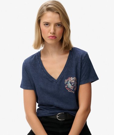 Afslappet Suika T-shirt med V-hals og metallicfarvet grafik Image 2