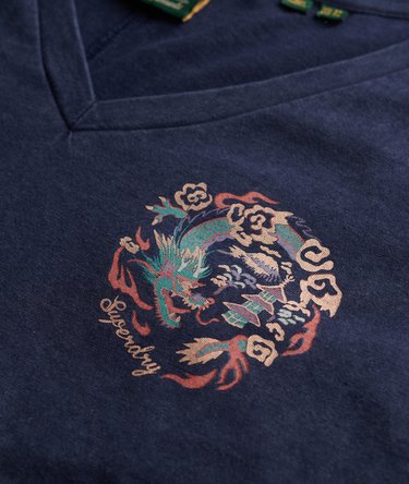 Afslappet Suika T-shirt med V-hals og metallicfarvet grafik Image 6