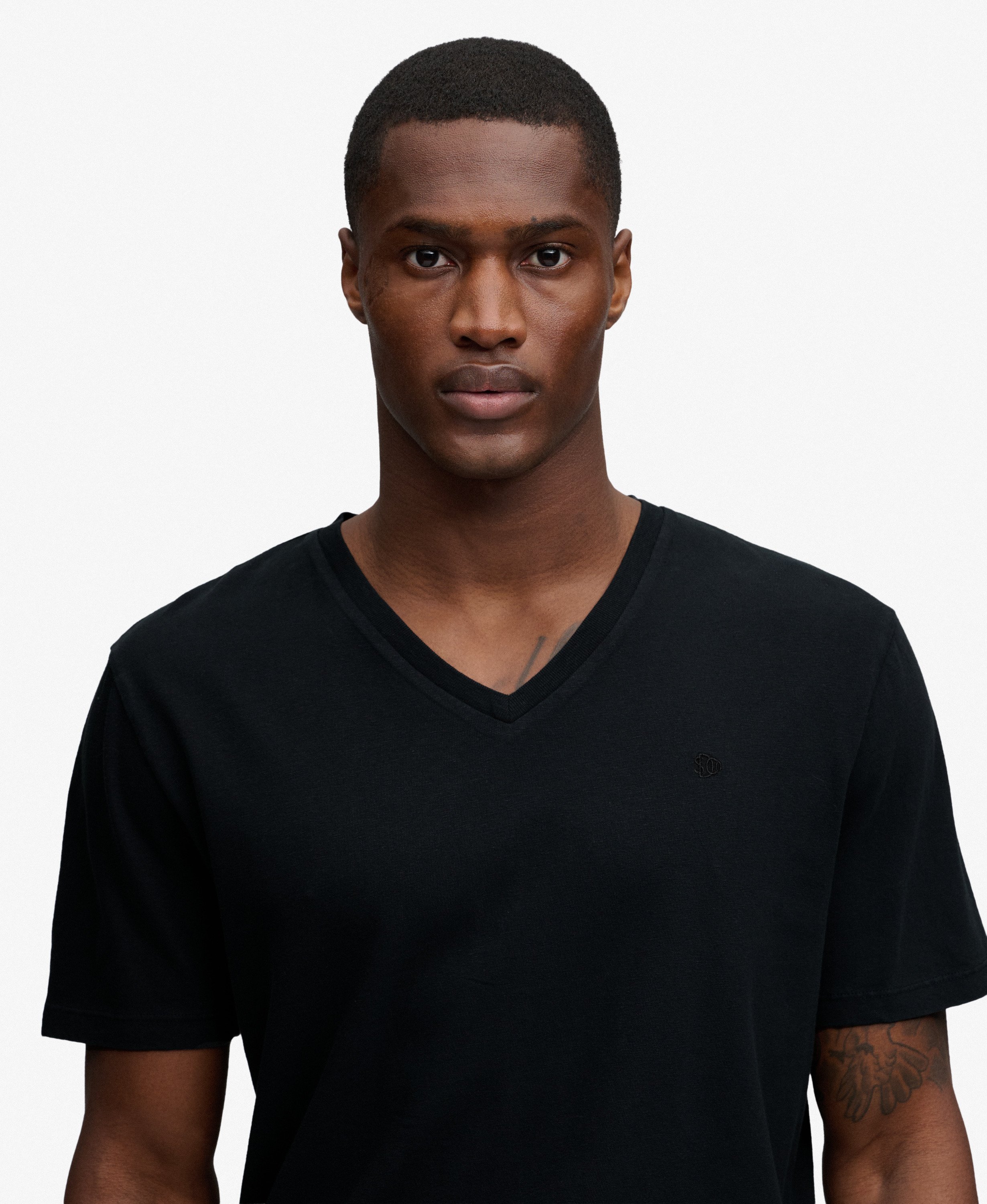 mens Classic Cotton Linen V-Neckline T-Shirt in JET BLACK
