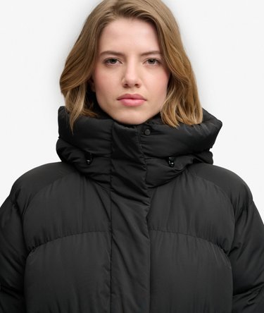 Abrigo acolchado largo con capucha Image 4