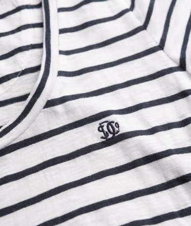 T-shirt d&eacute;collet&eacute; Studios Image 6