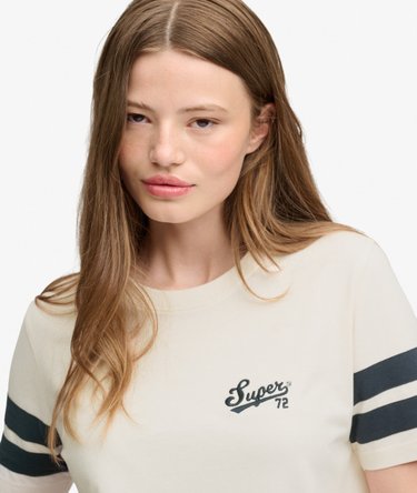 Varsity Script Stripe T-Shirt lockere Passform Image 4