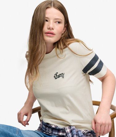 Varsity Script Stripe T-Shirt lockere Passform Image 2