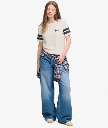 Varsity Script Stripe T-Shirt lockere Passform Image 3