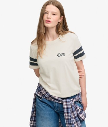 Varsity Script Stripe T-Shirt lockere Passform Image 1