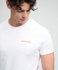 Camiseta con Logo Bordado Essential Company