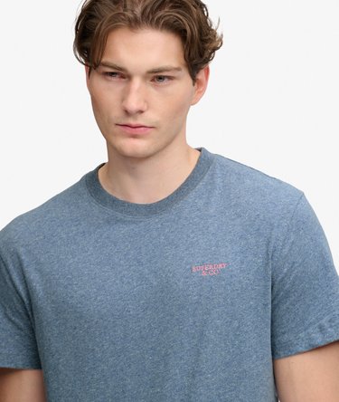 Camiseta con Logo Apilado Bordado Essential Image 4