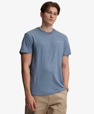 Camiseta con Logo Apilado Bordado Essential