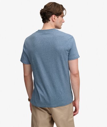 Camiseta con Logo Apilado Bordado Essential Image 5