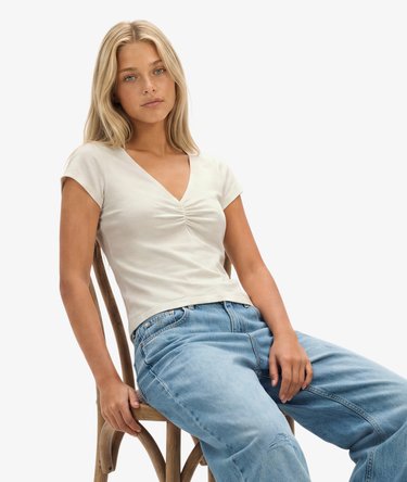 T-Shirt mit Raffung und schmaler Passform Image 2